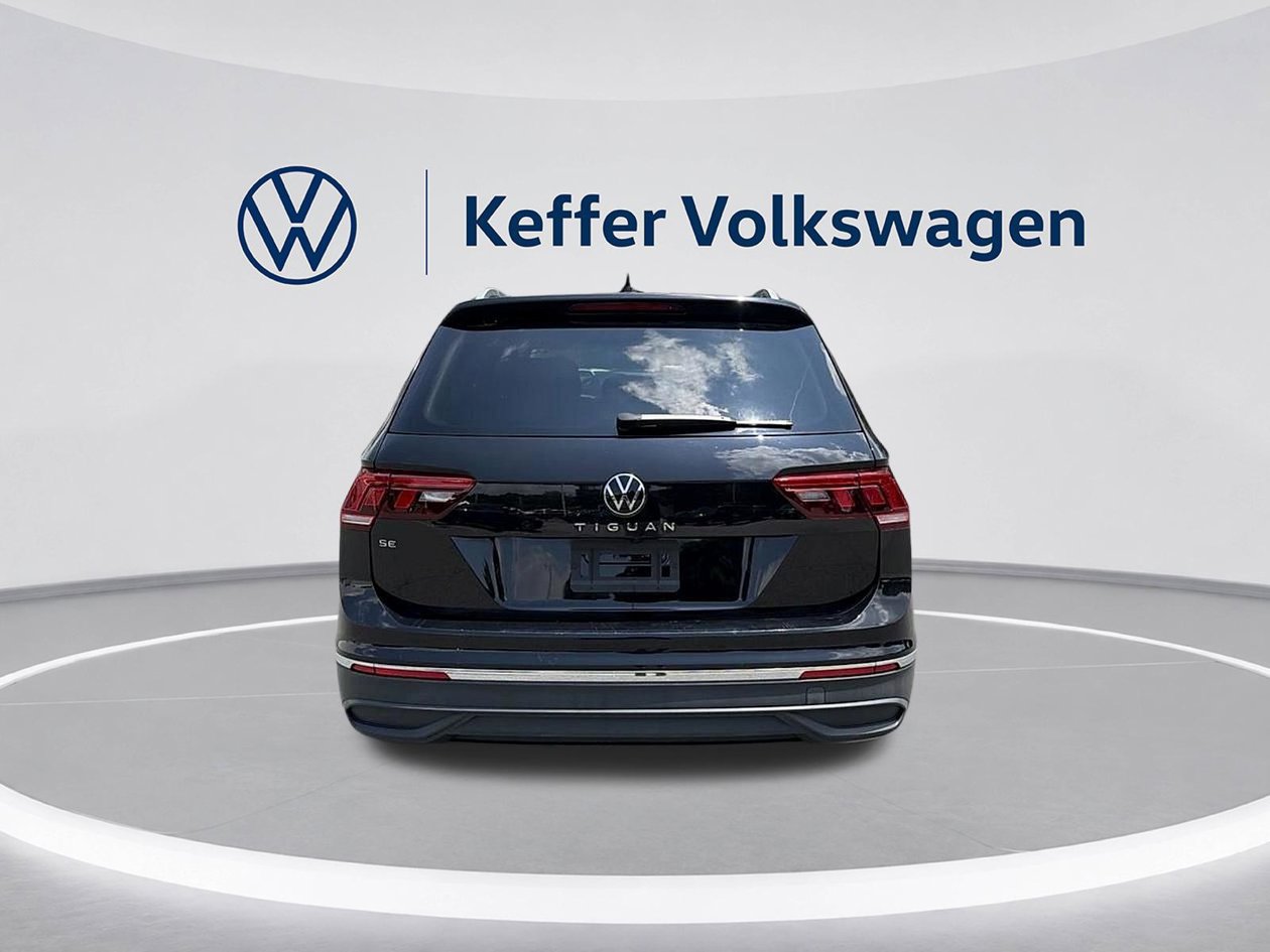 Used 2023 Volkswagen Tiguan SE w/ Panoramic Sunroof Package FWD image 4