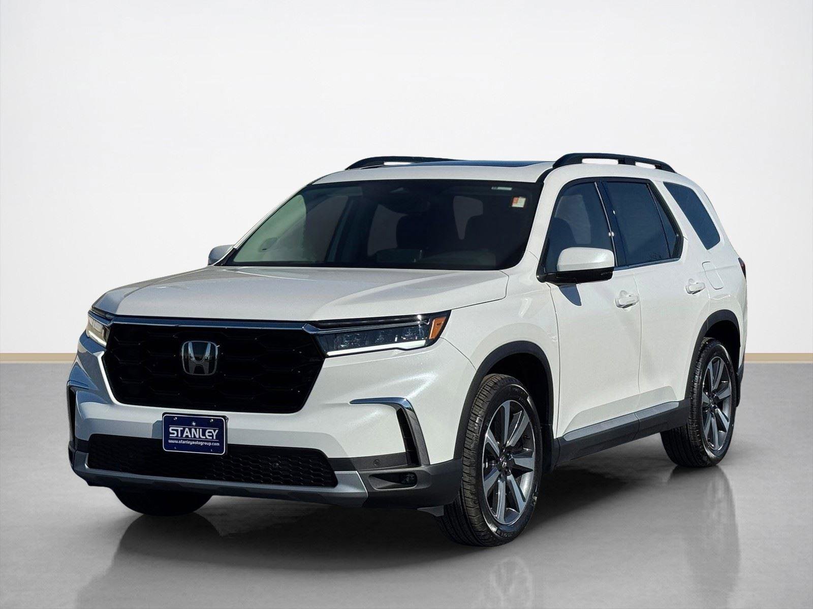 Used 2025 Honda Pilot Touring image 3