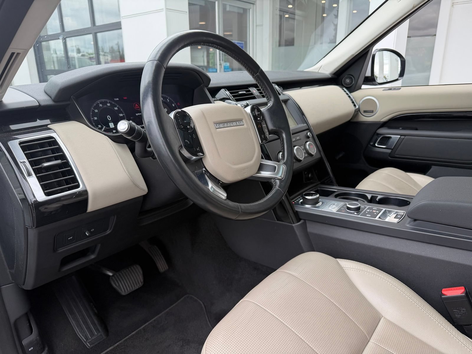 Used 2019 Land Rover Discovery SE AWD/4WD image 14
