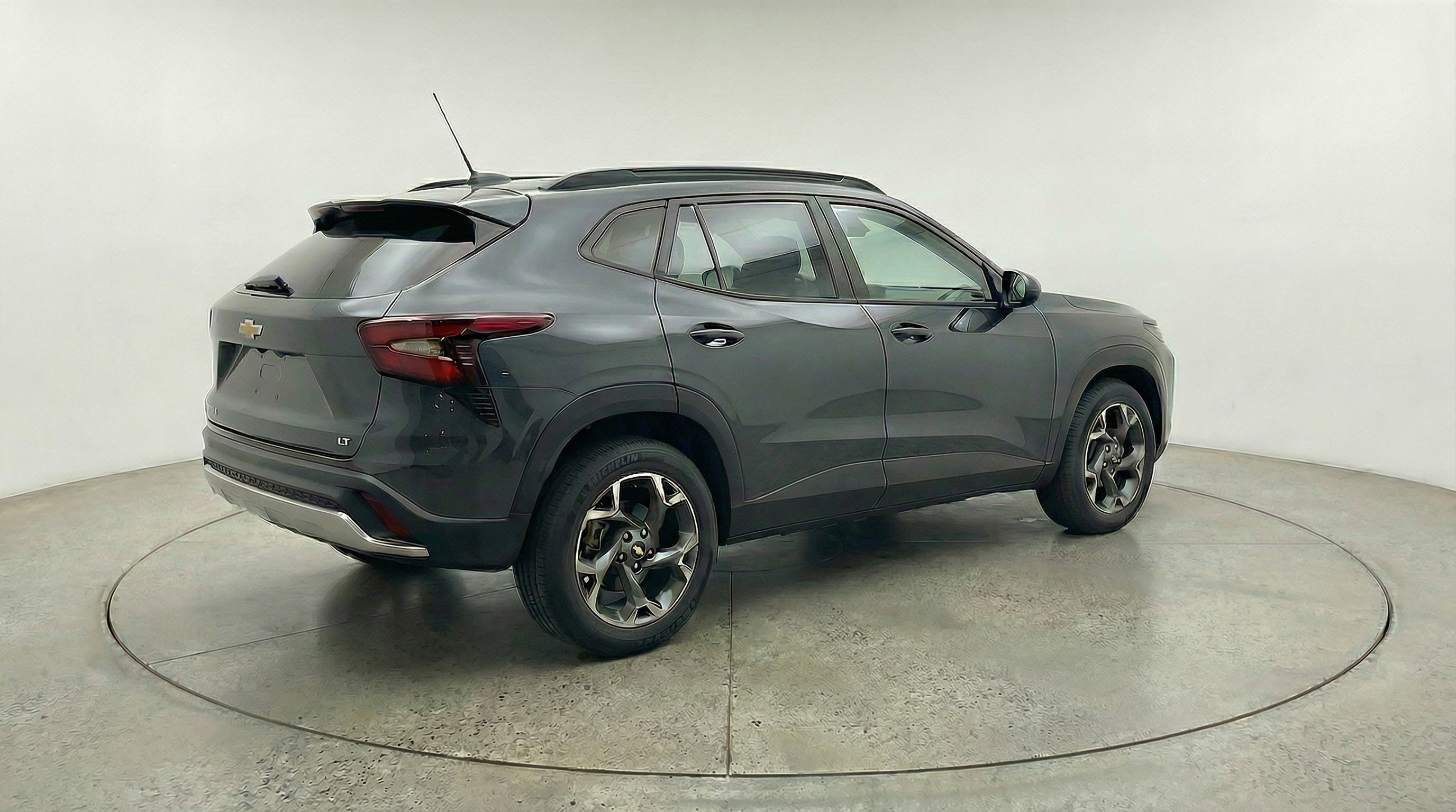 Used 2025 Chevrolet Trax LT w/ LT Convenience Package FWD image 9