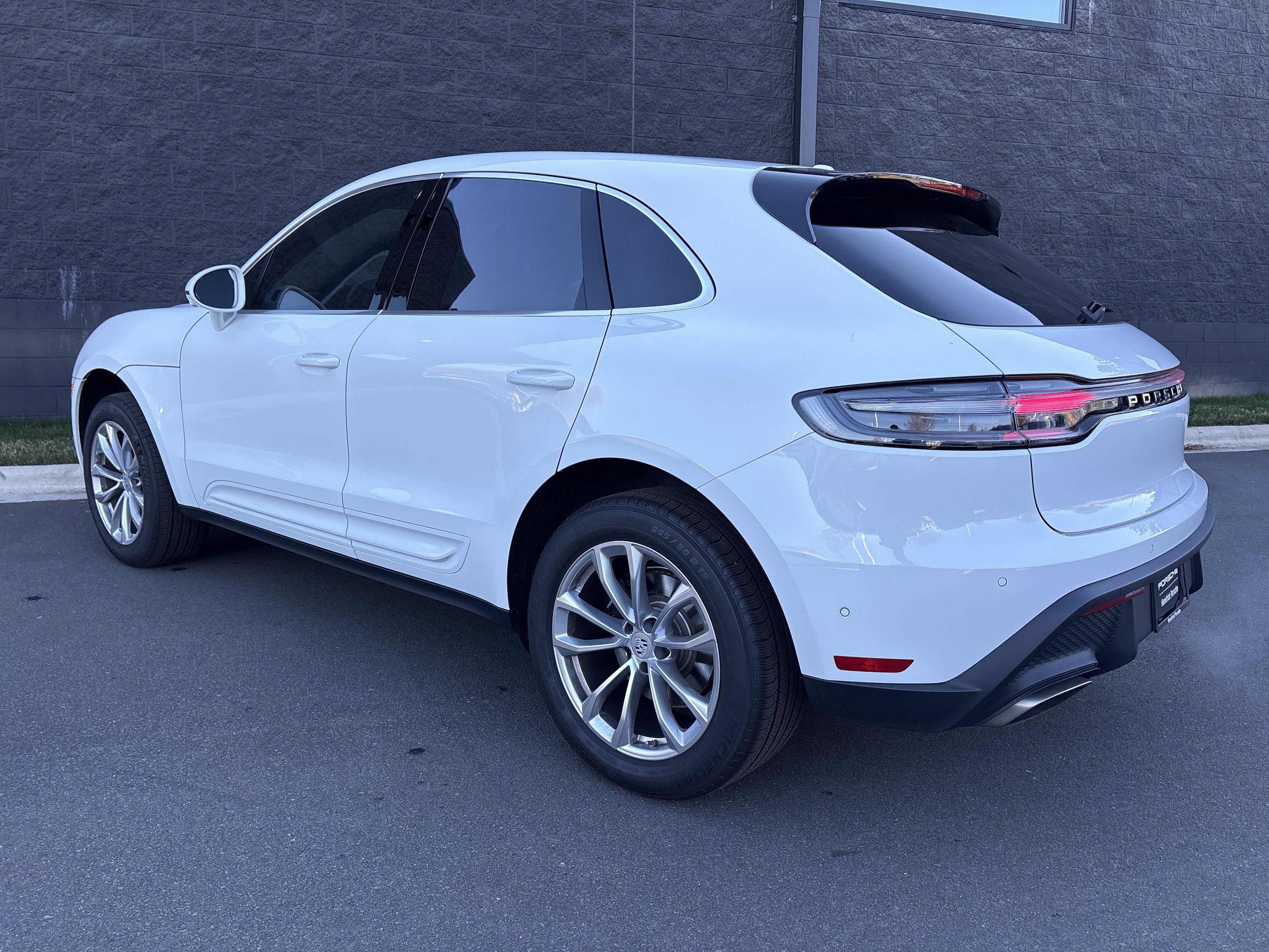 Certified 2025 Porsche Macan image 3