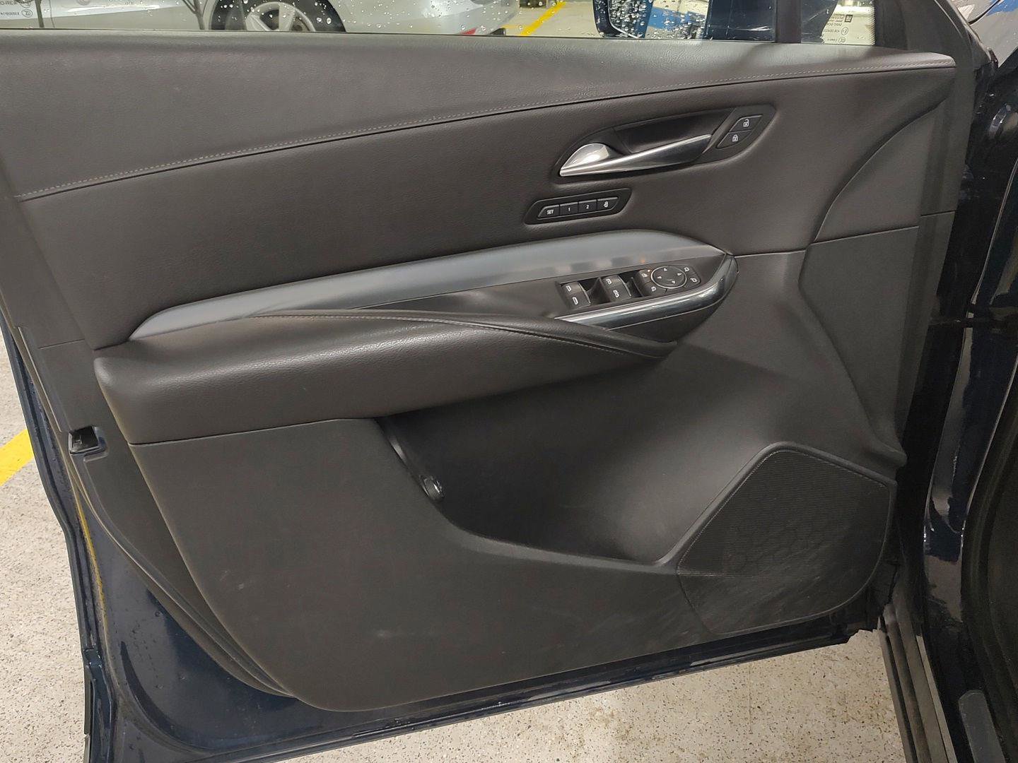 Used 2020 Cadillac XT4 Premium Luxury w/ Cold Weather Package AWD/4WD image 17