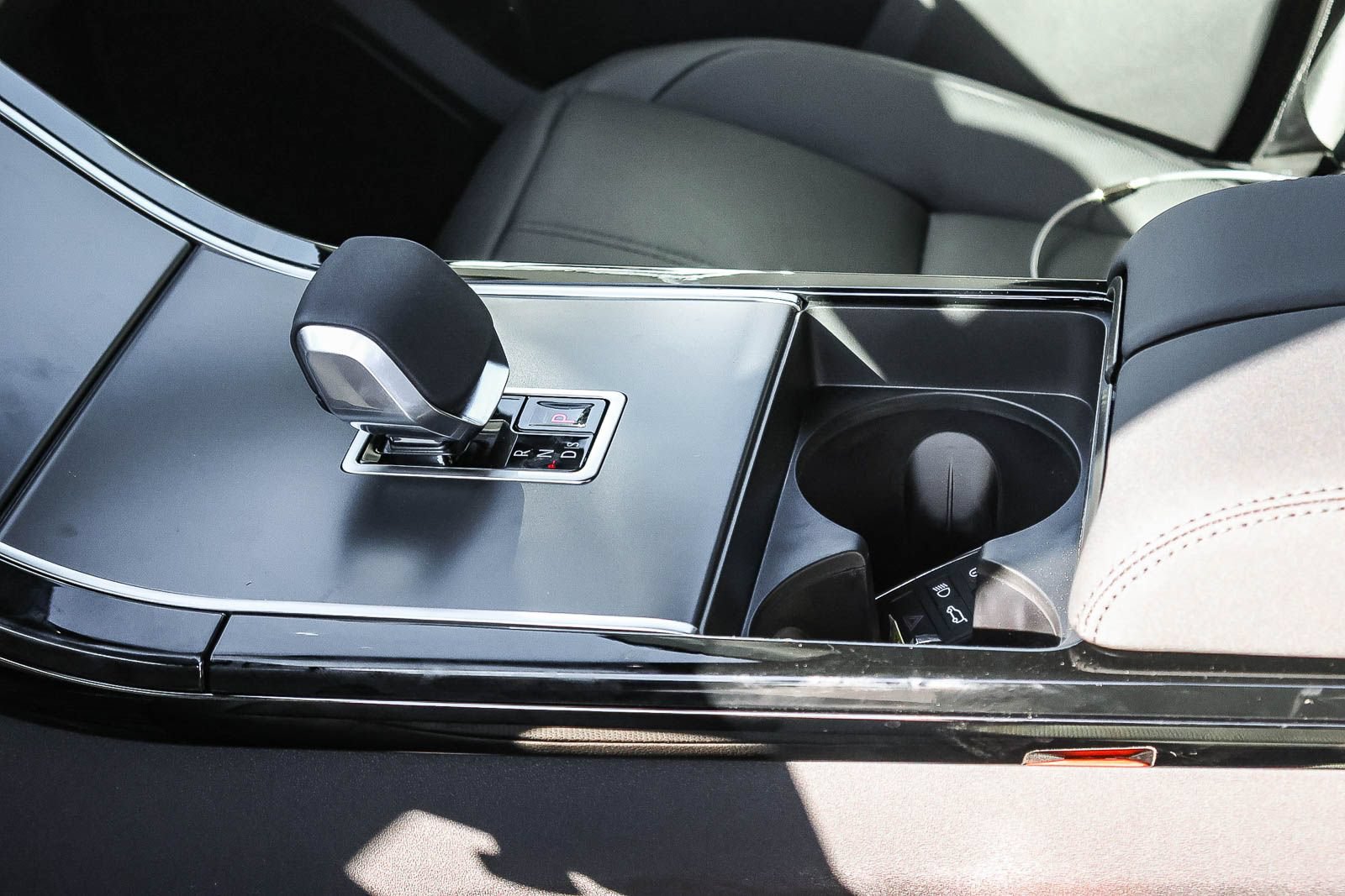 New 2026 Land Rover Range Rover Velar S AWD/4WD image 28