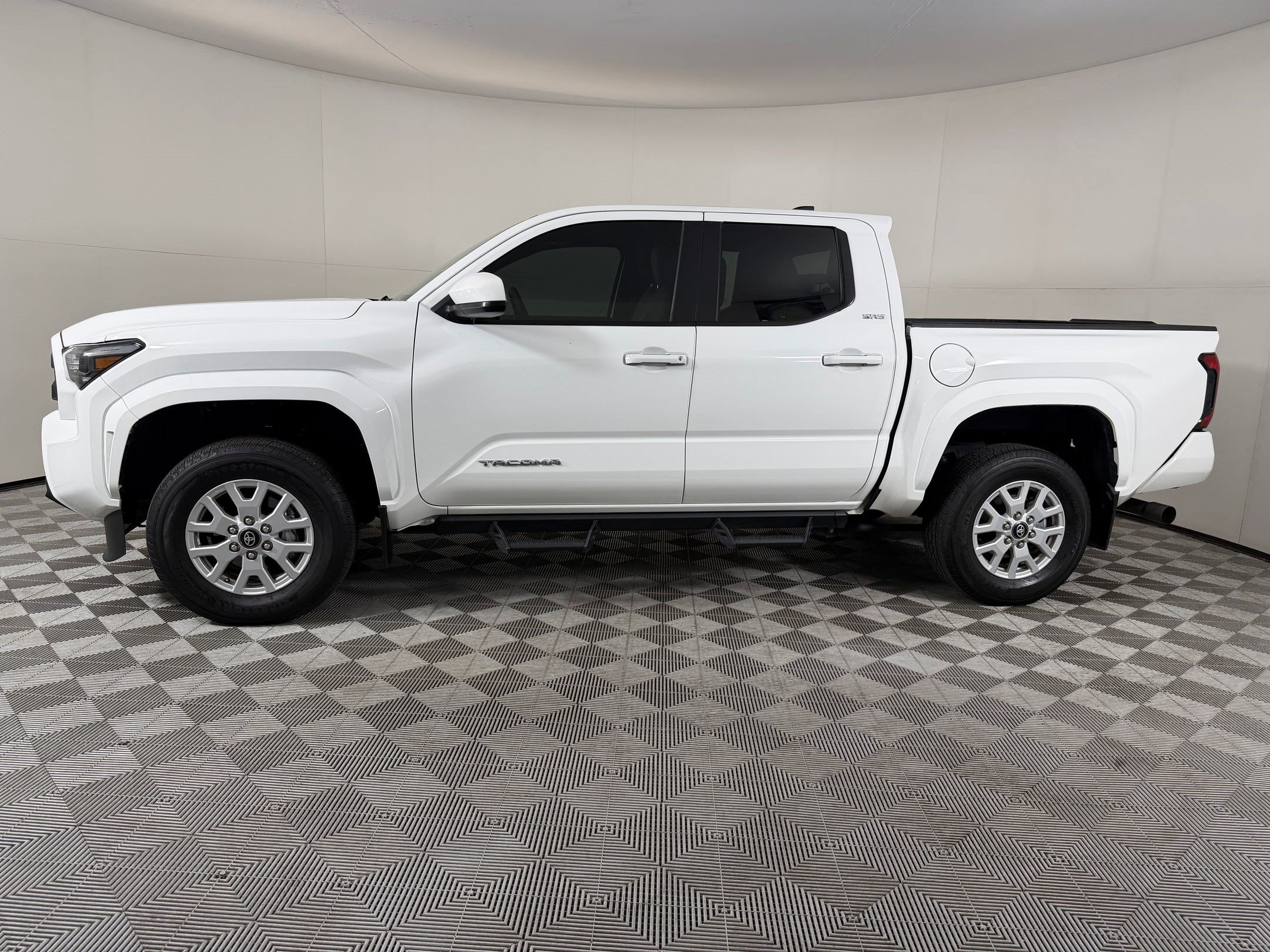 Used 2024 Toyota Tacoma SR5 AWD/4WD image 2