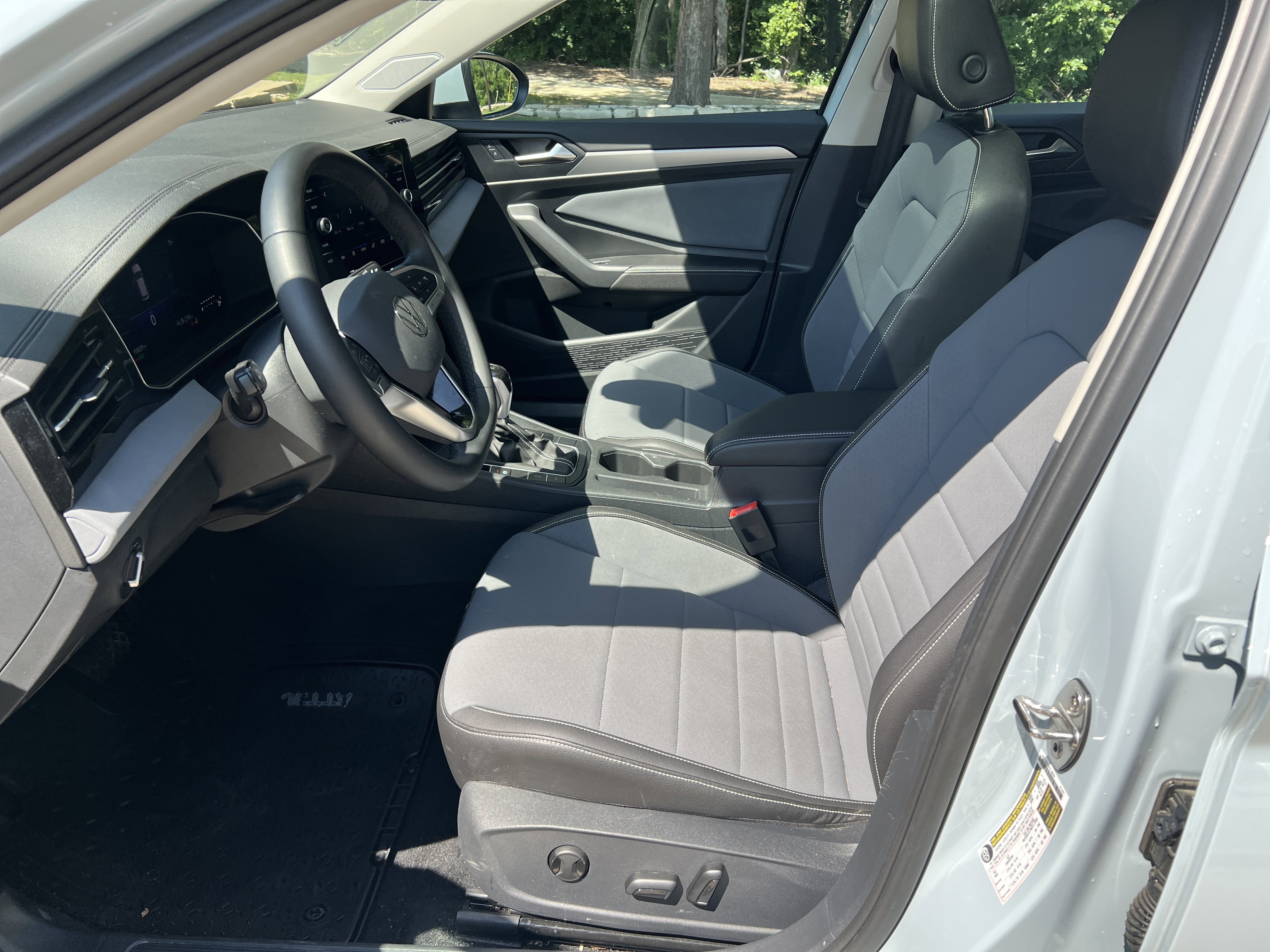 Used 2025 Volkswagen Jetta SE w/ Sunroof Package FWD image 15