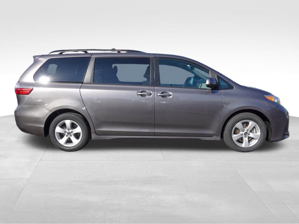 Certified 2018 Toyota Sienna LE image 2