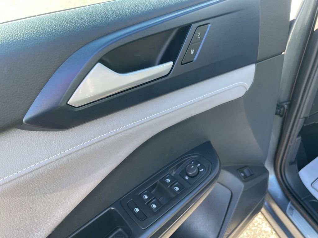 Used 2024 Volkswagen Taos SE image 16