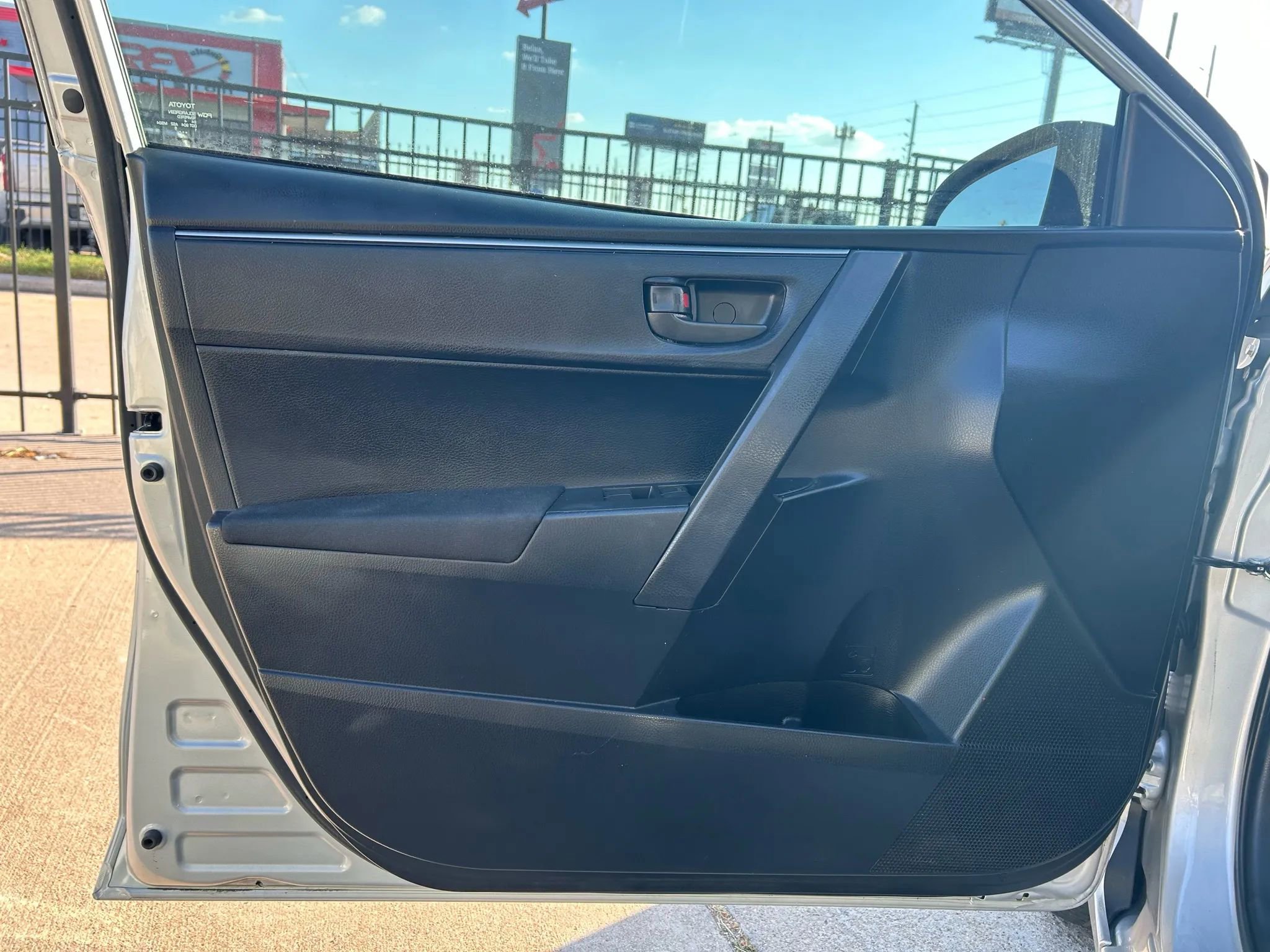 Used 2015 Toyota Corolla L image 11