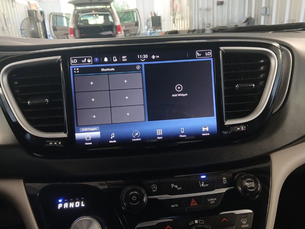 Used 2024 Chrysler Pacifica Touring-L FWD image 18