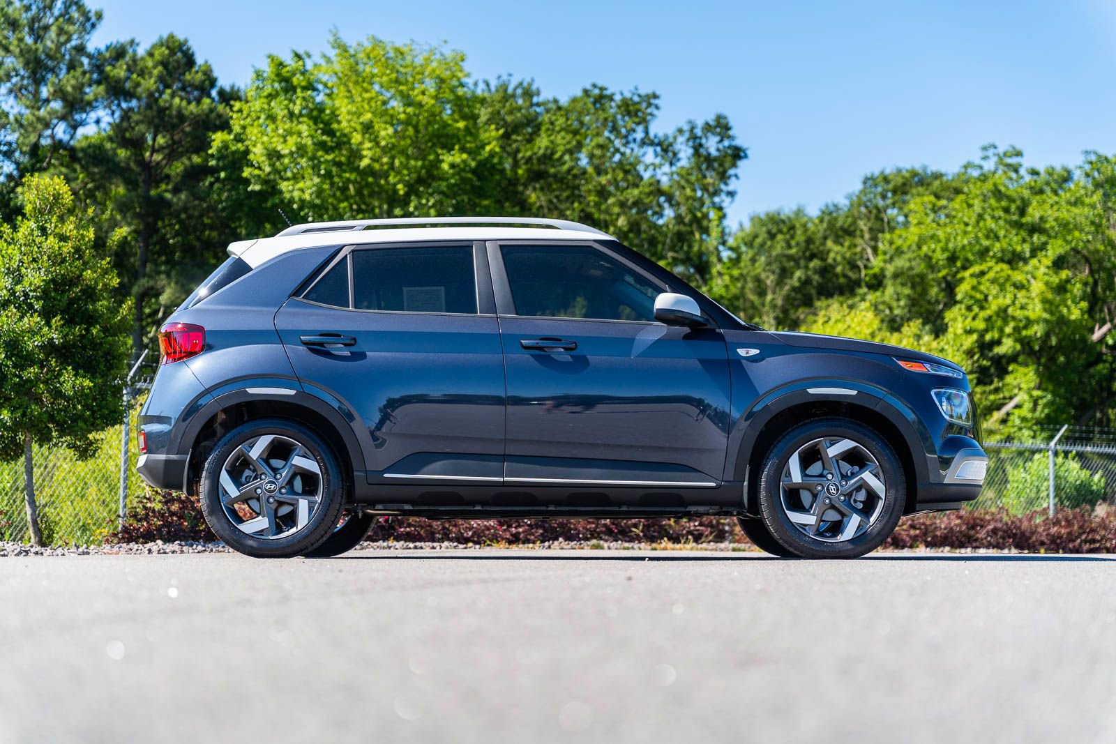Used 2025 Hyundai Venue Limited FWD image 9