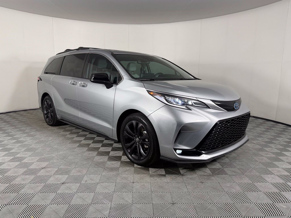 Used 2022 Toyota Sienna XSE w/ XSE Plus Package FWD image 5