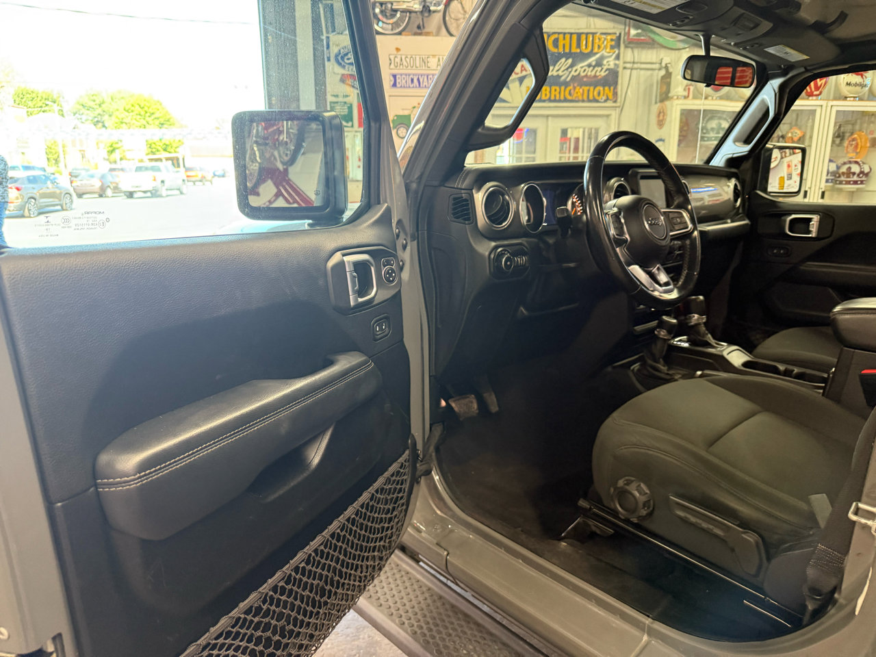 Used 2020 Jeep Wrangler Unlimited Sahara image 11