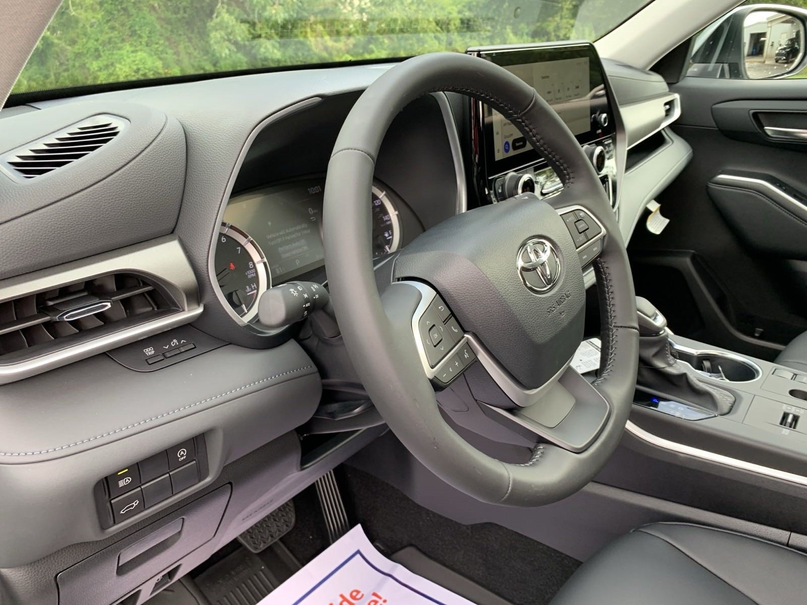 New 2024 Toyota Highlander XLE FWD image 18