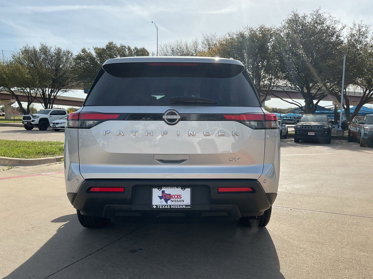 Used 2024 Nissan Pathfinder SV image 8