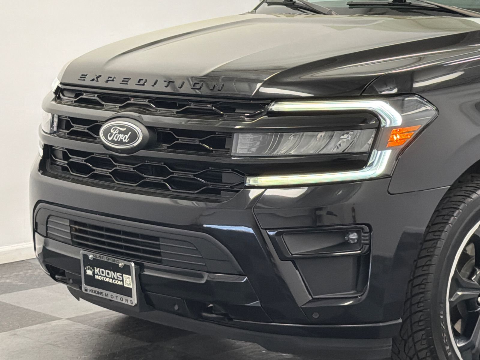Used 2023 Ford Expedition Limited image 2