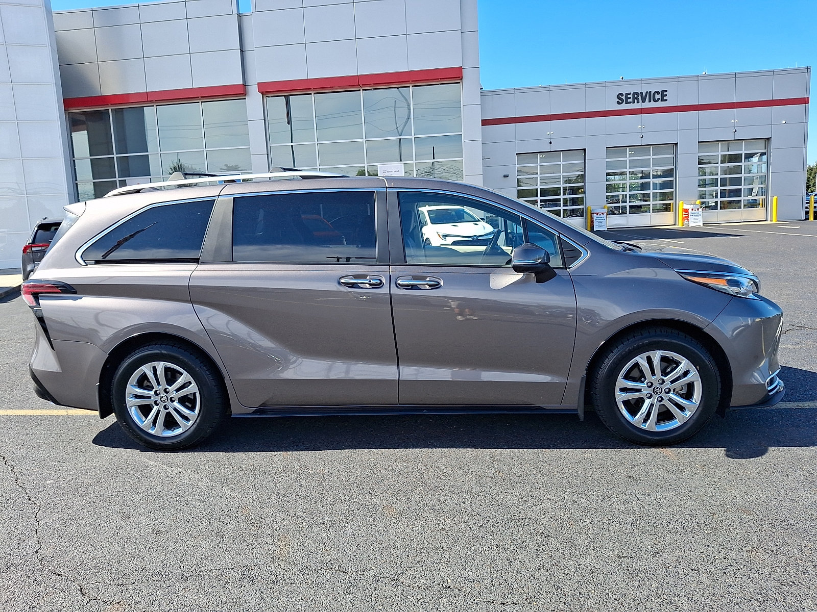 Used 2024 Toyota Sienna Platinum AWD/4WD image 7