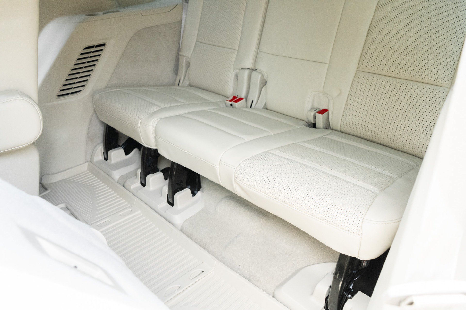 Used 2026 Cadillac Escalade Platinum Sport w/ LPO, Floor Liner Package AWD/4WD image 32
