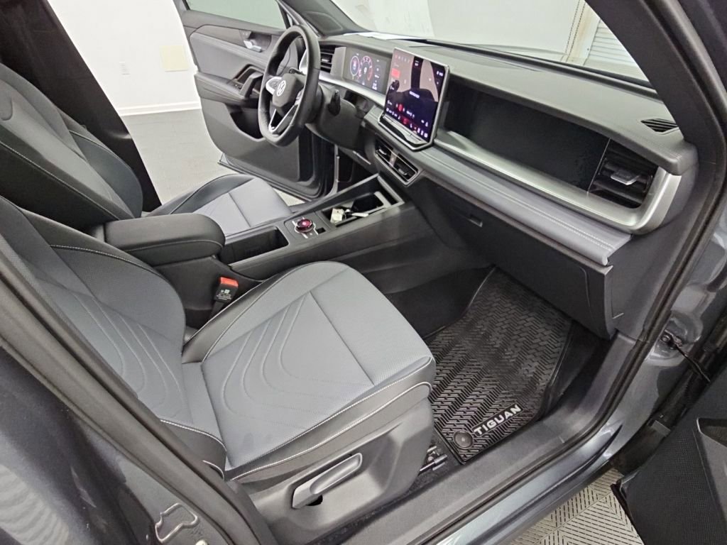 Used 2025 Volkswagen Tiguan SE R-Line FWD image 34