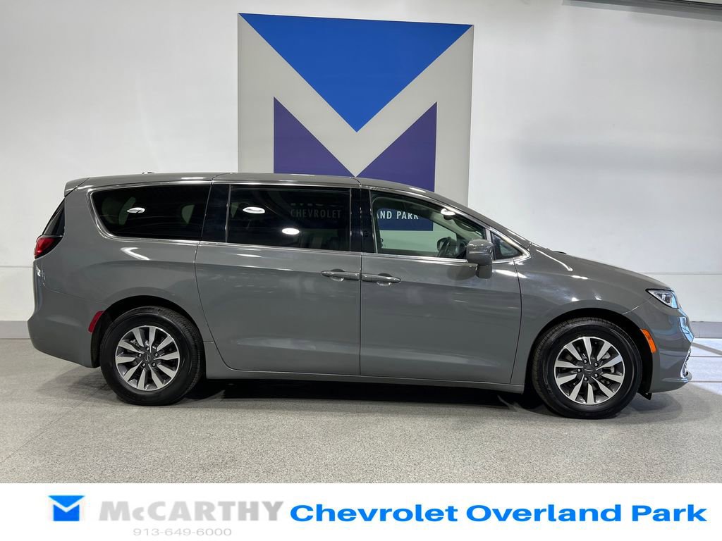 Used 2022 Chrysler Pacifica Touring-L FWD image 4