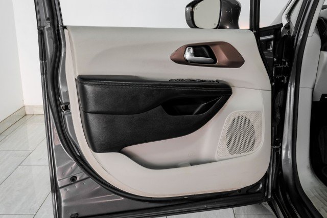 Used 2019 Chrysler Pacifica Touring-L FWD image 39