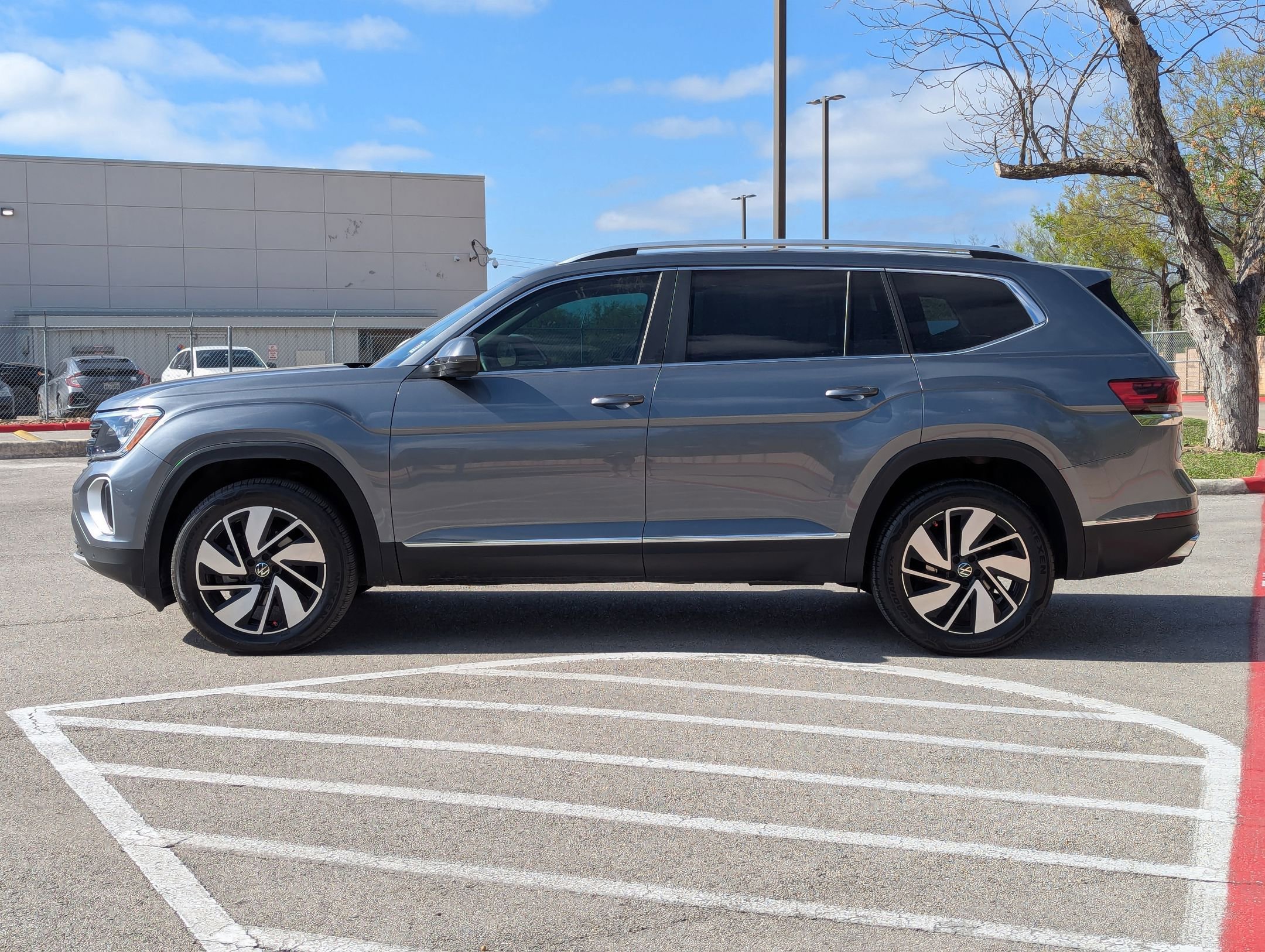 Used 2024 Volkswagen Atlas SEL image 6