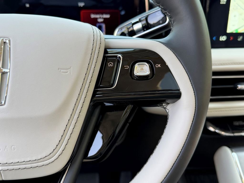 New 2026 Lincoln Aviator AWD image 17