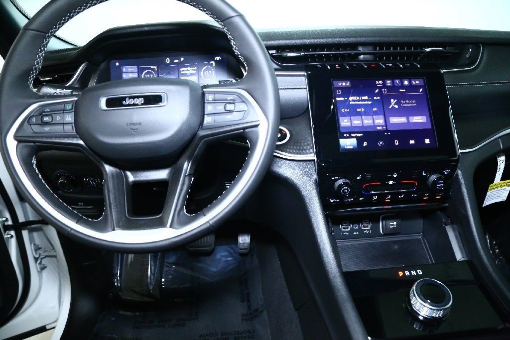 Used 2025 Jeep Grand Cherokee Altitude image 28