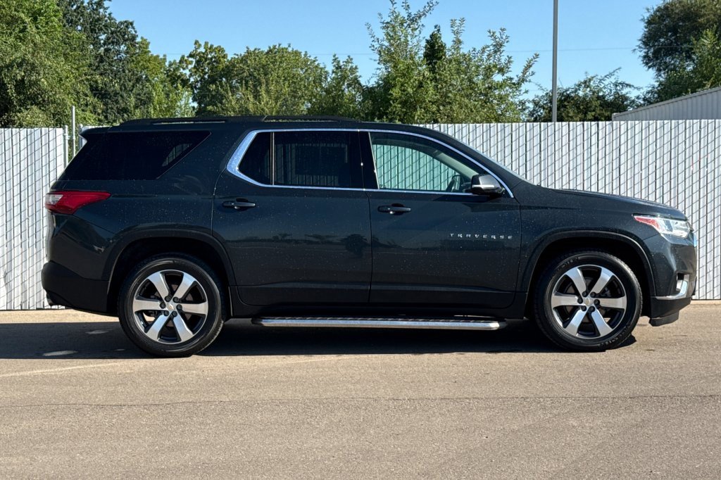 Used 2021 Chevrolet Traverse LT w/ LT Premium Package image 3