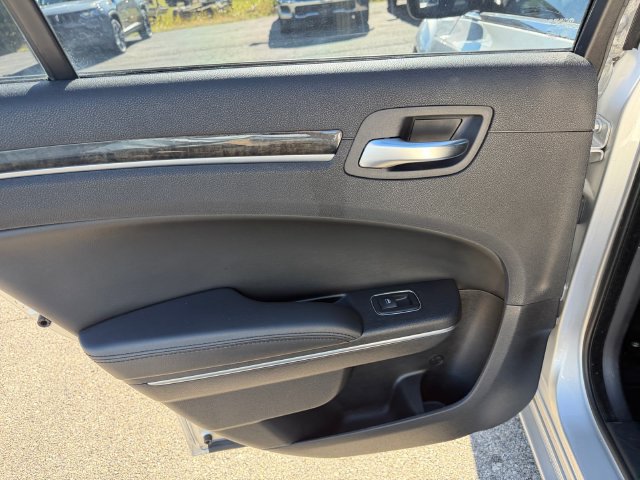 Used 2011 Chrysler 300 C RWD image 20