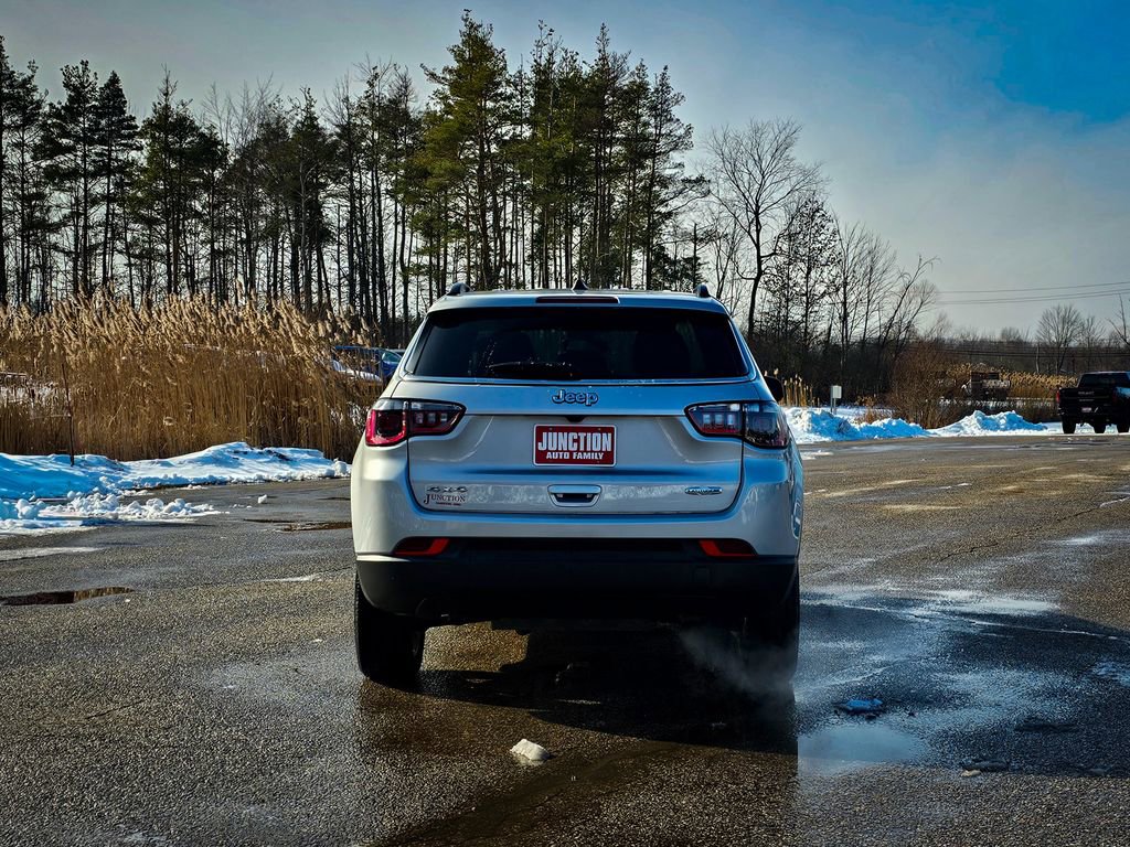 Used 2024 Jeep Compass Latitude image 4