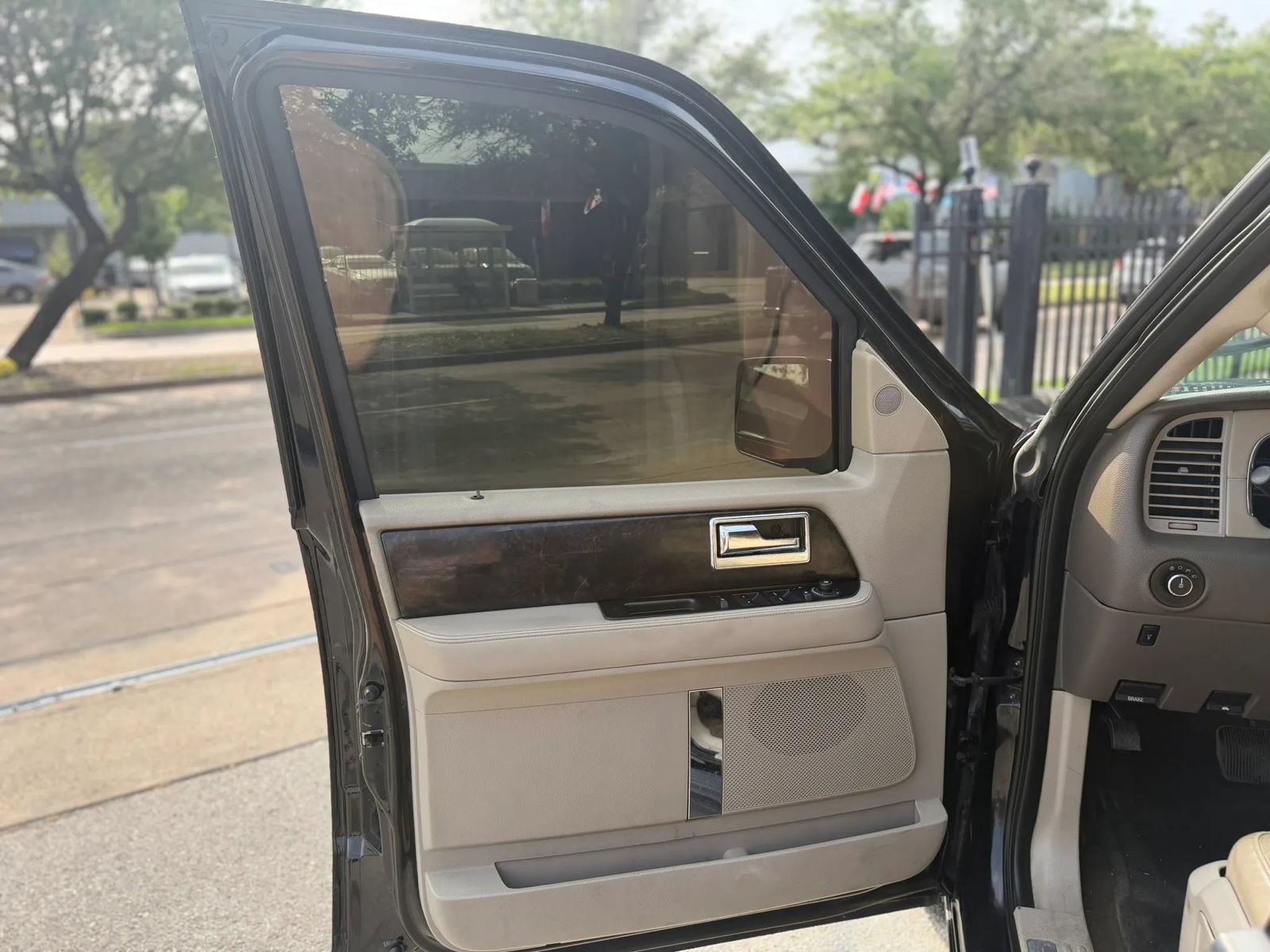 Used 2015 Lincoln Navigator 4WD image 6