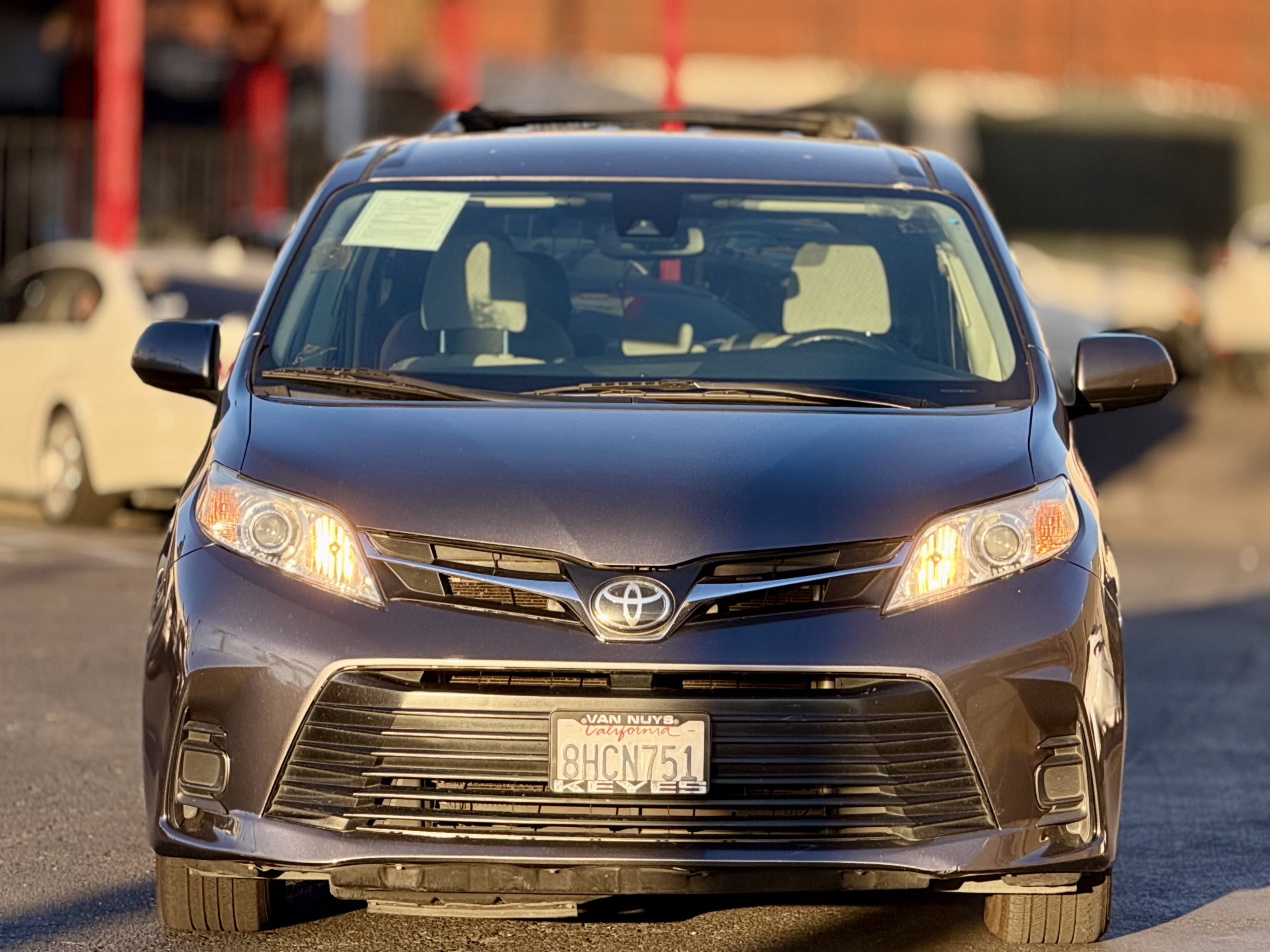 Used 2019 Toyota Sienna LE w/ Carpet Mat Package FWD image 4