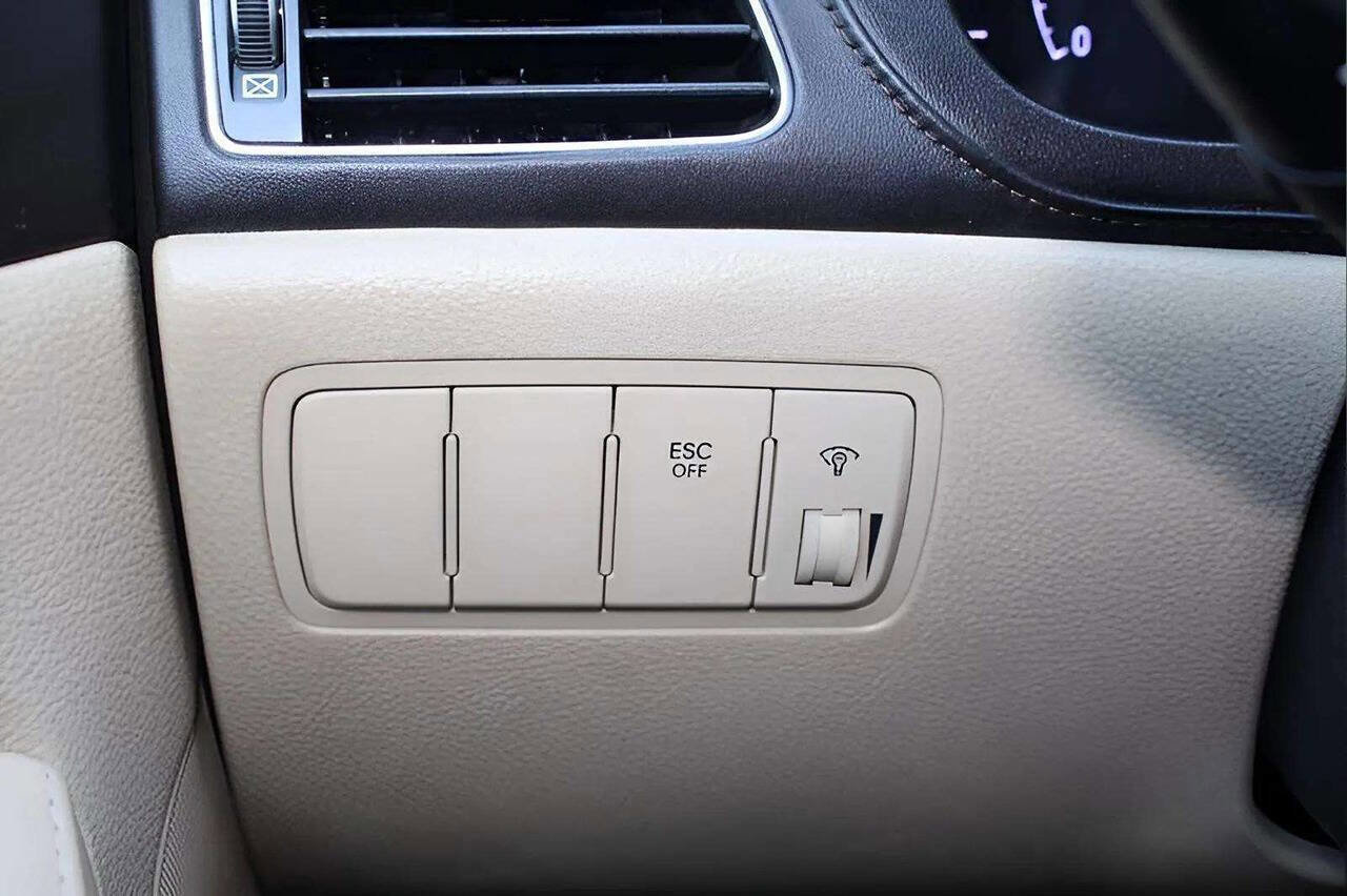 Used 2013 Hyundai Genesis 3.8 w/ Premium Pkg image 9