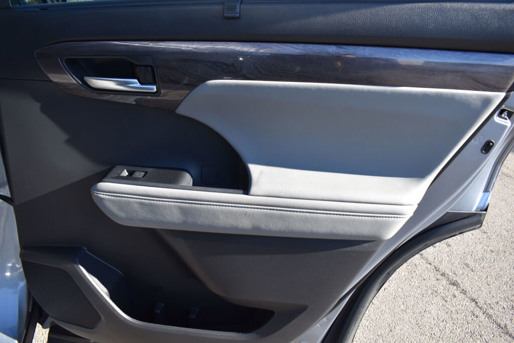 Used 2023 Toyota Highlander Limited image 22