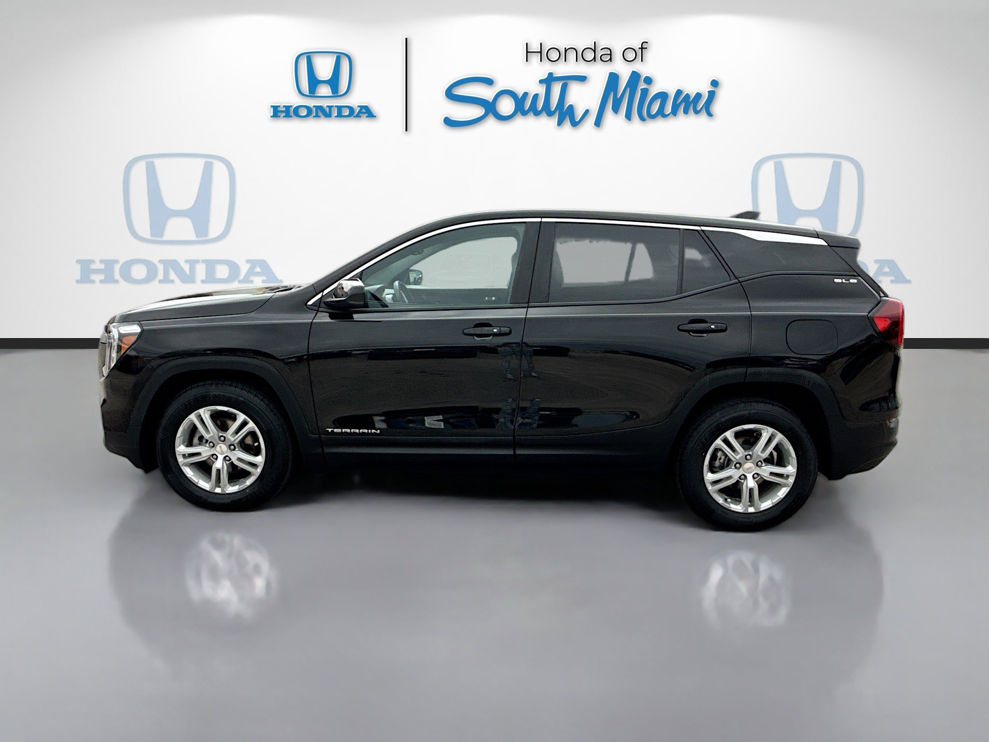 Used 2022 GMC Terrain SLE image 4