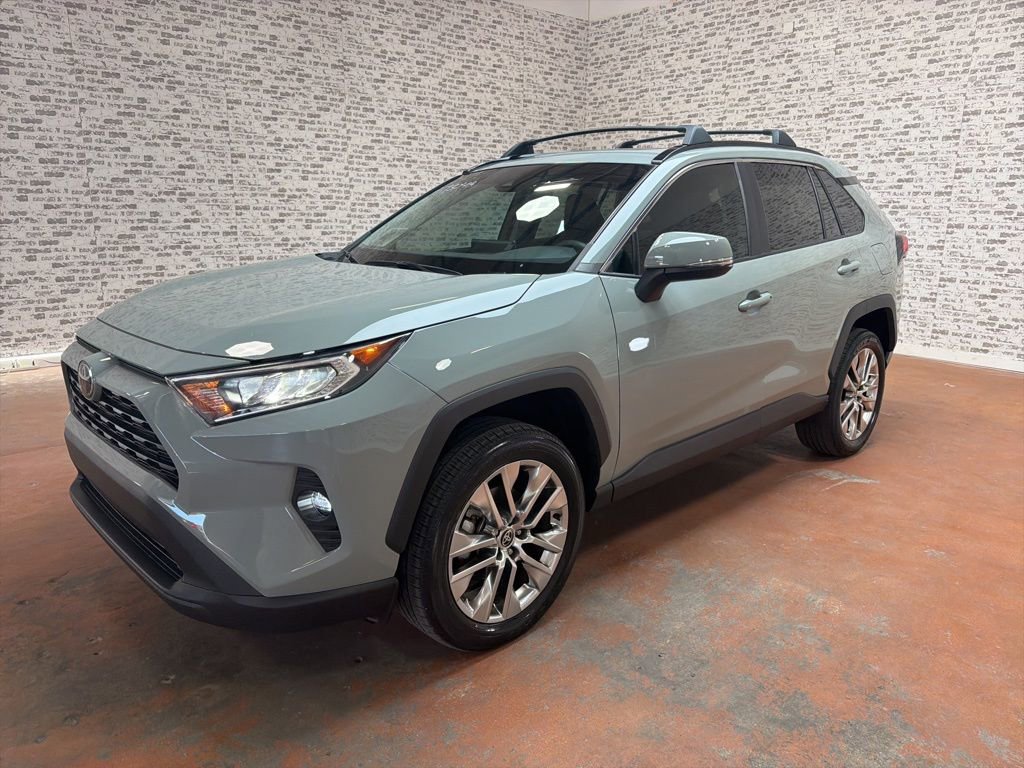 Used 2021 Toyota RAV4 XLE Premium image 3