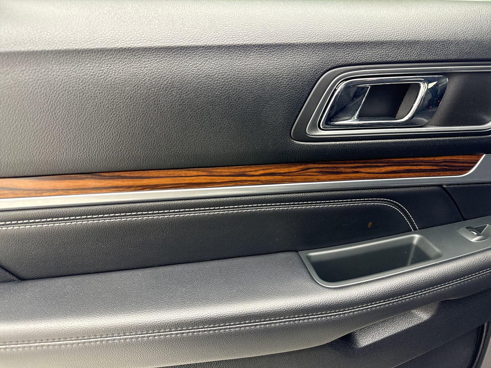 Used 2018 Ford Explorer Limited w/ Ford Safe & Smart Package FWD image 41