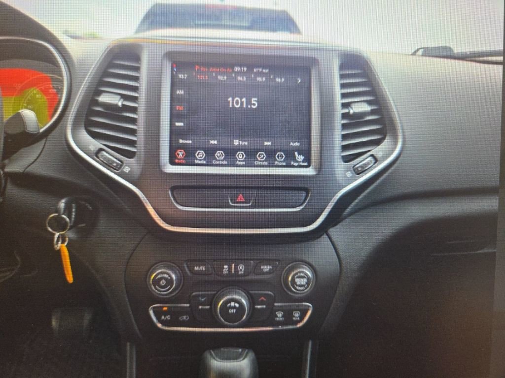 Used 2019 Jeep Cherokee Trailhawk w/ Cold Weather Group AWD/4WD image 7