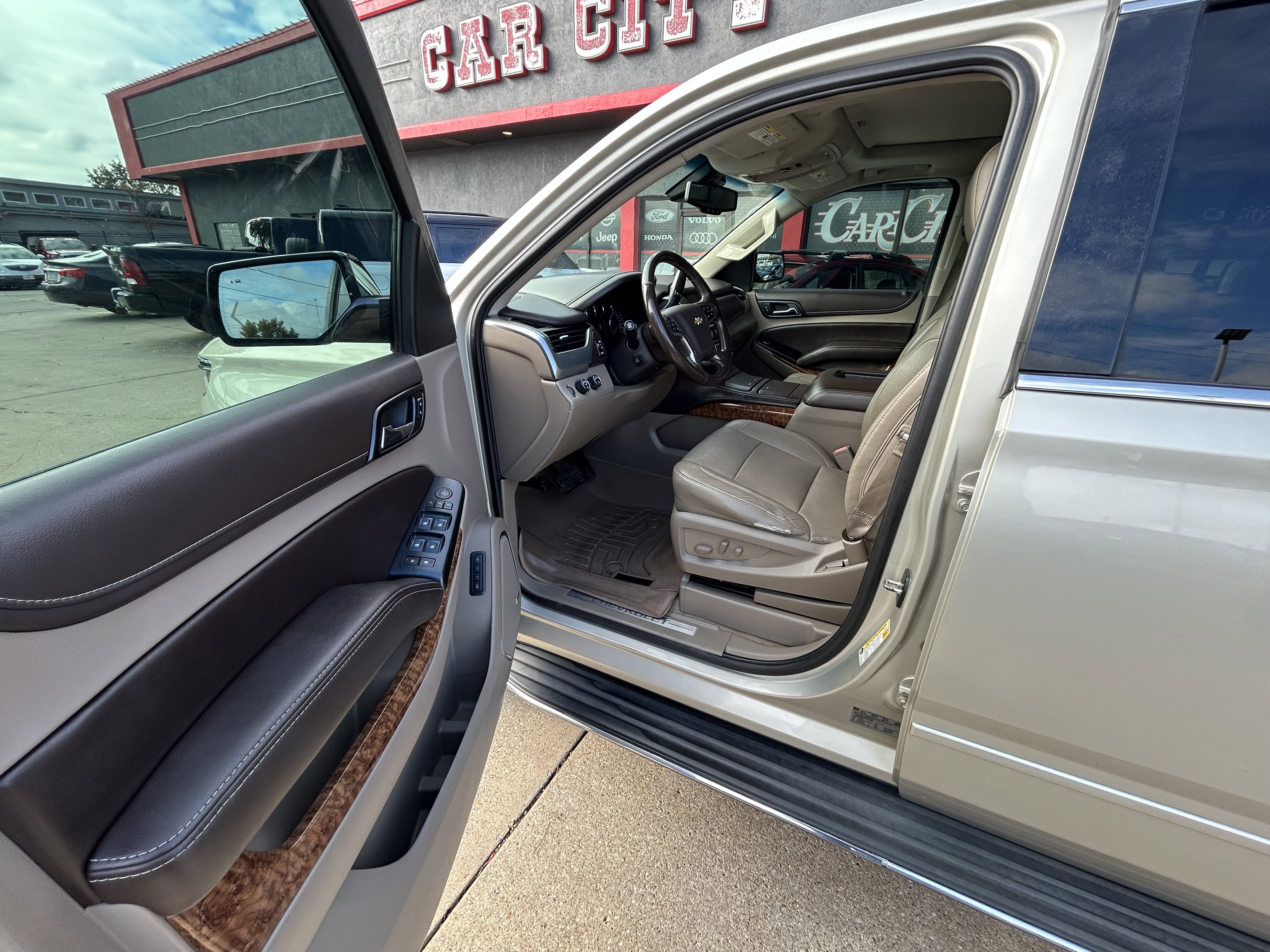 Used 2015 Chevrolet Suburban LTZ image 11