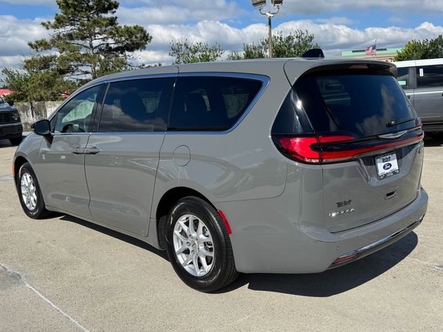 Used 2025 Chrysler Pacifica Select FWD image 10