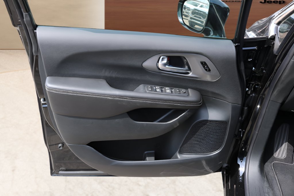 New 2027 Chrysler Pacifica Limited FWD image 10