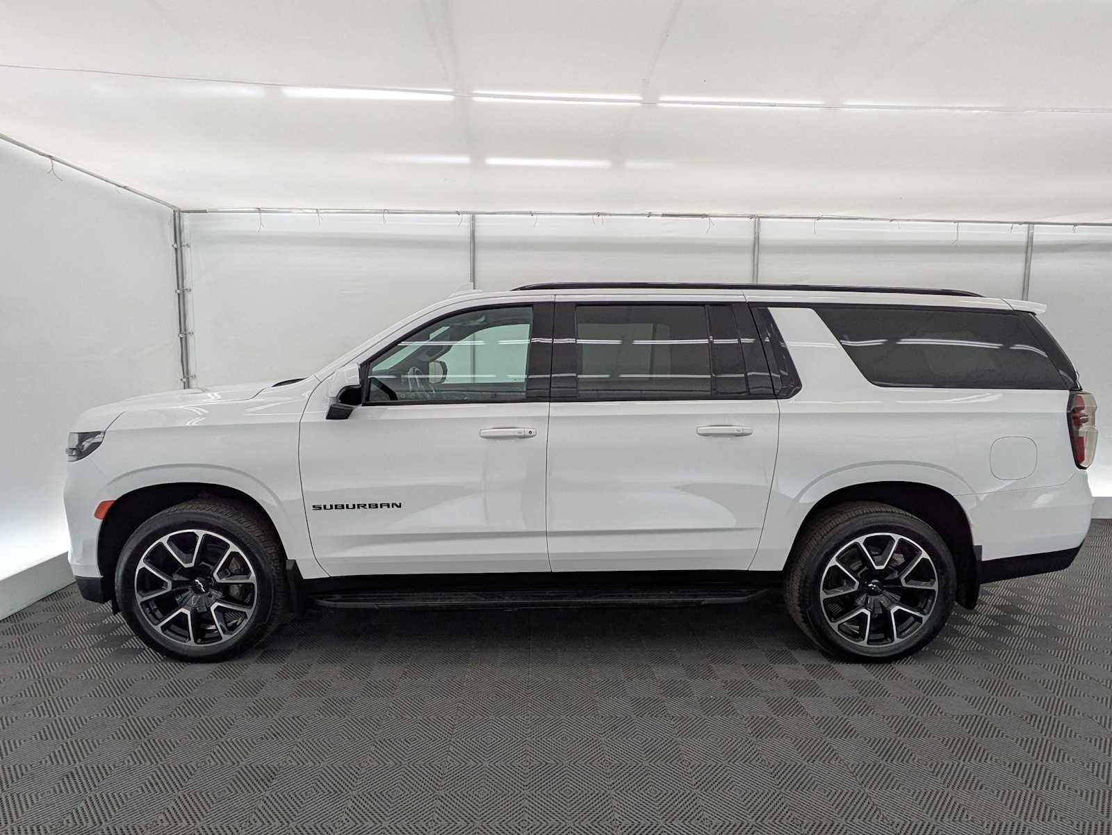 Used 2021 Chevrolet Suburban RST AWD/4WD image 3