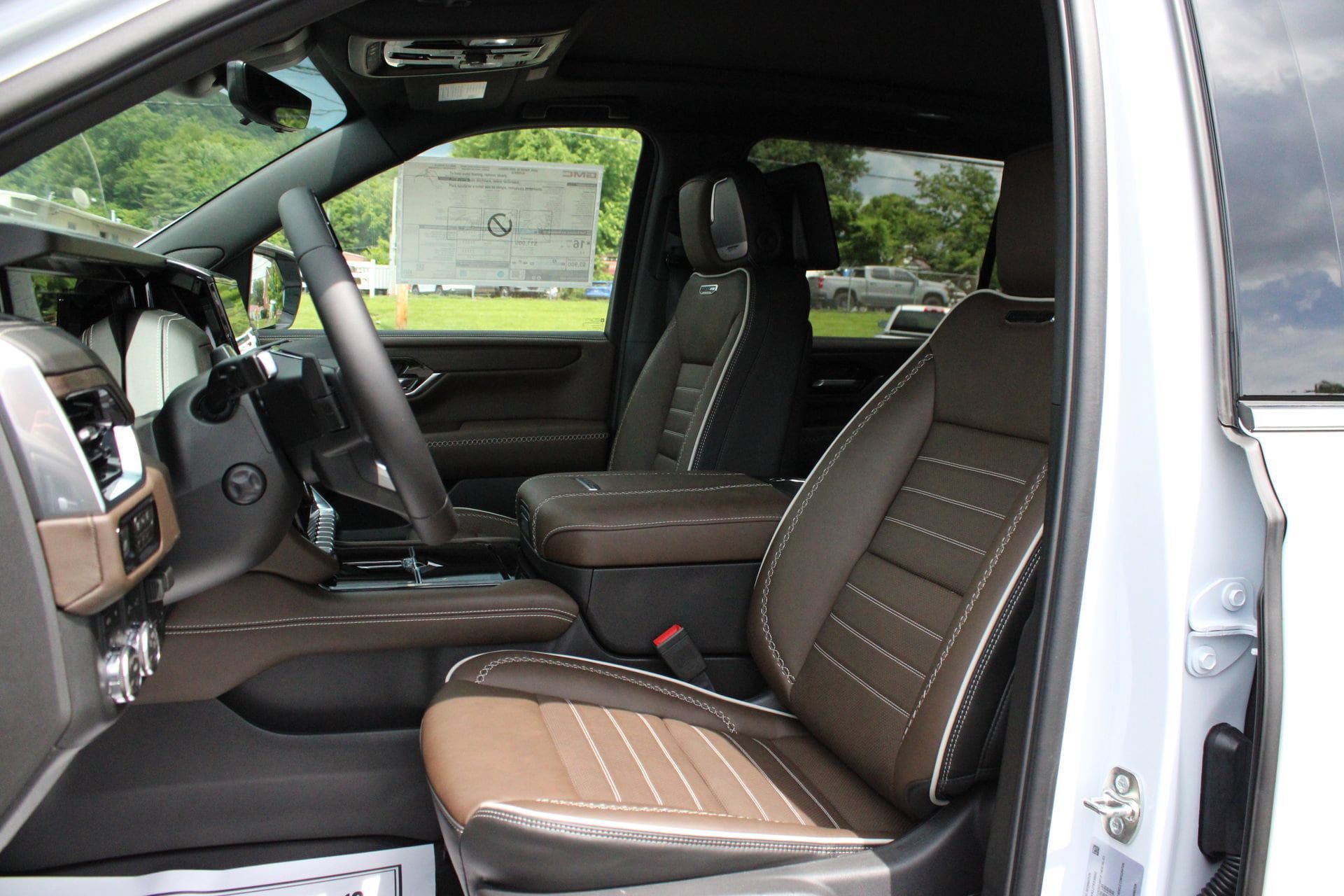 New 2026 GMC Yukon XL Denali Ultimate w/ LPO, Floor Liner Package AWD/4WD image 16