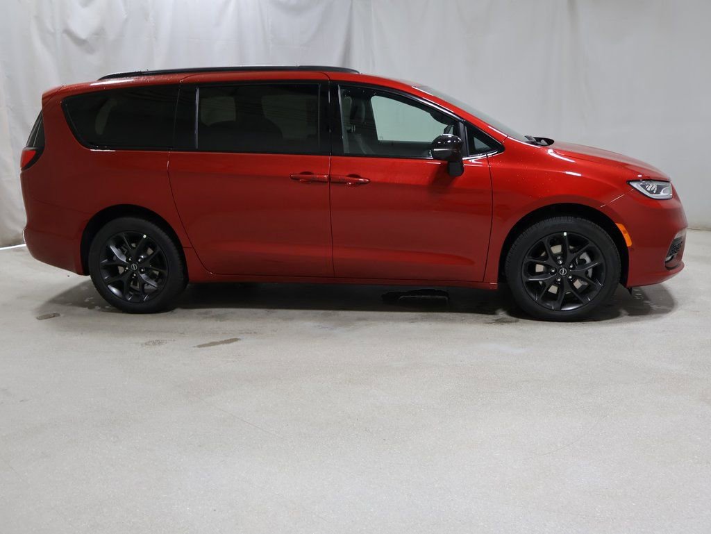New 2026 Chrysler Pacifica Limited w/ S Appearance Package AWD/4WD image 8