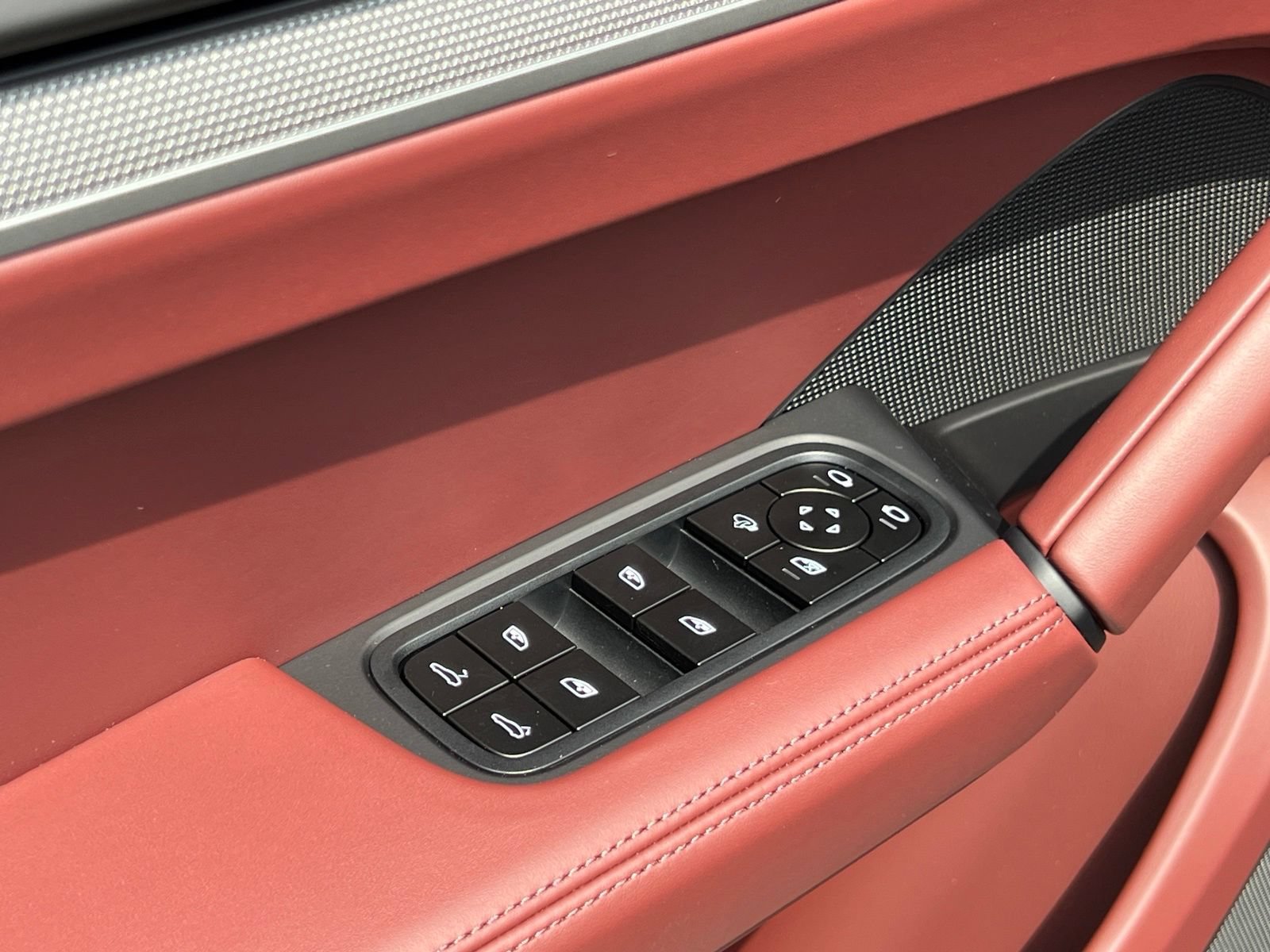 New 2026 Porsche Cayenne Coupe AWD/4WD image 39