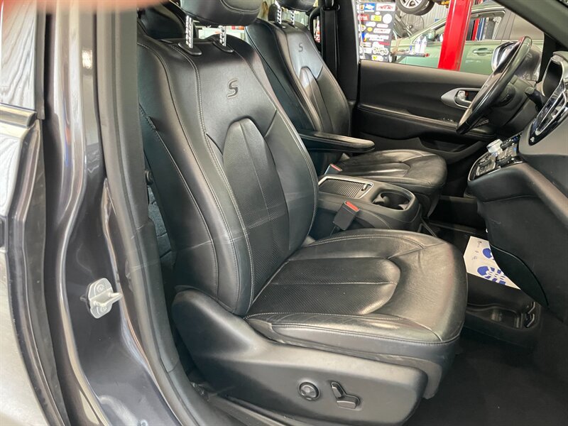 Used 2018 Chrysler Pacifica Touring-L Plus w/ Advanced Safetytec Group FWD image 20