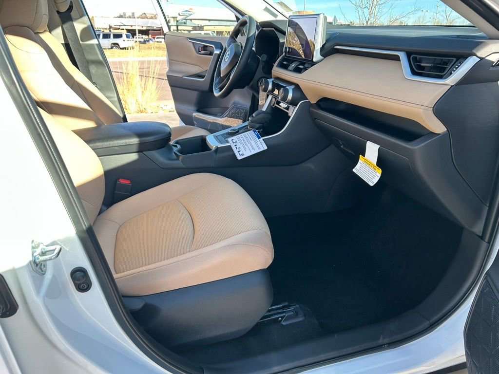 Used 2025 Toyota RAV4 SE image 19