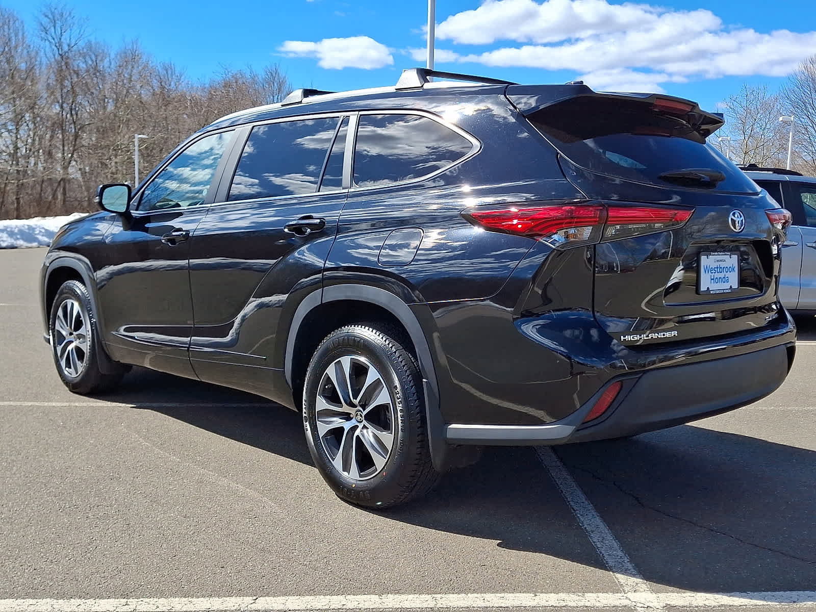 Used 2023 Toyota Highlander XLE image 7