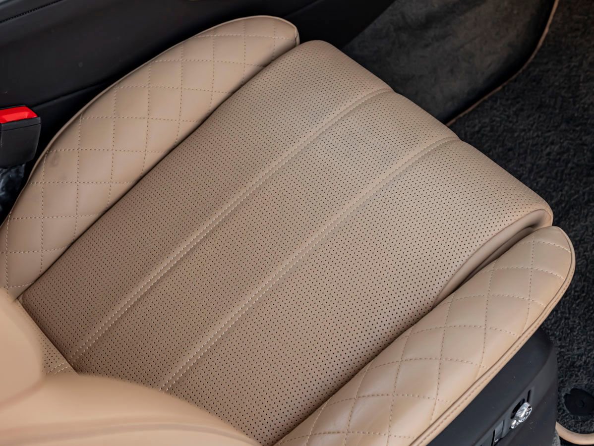 Used 2018 Bentley Bentayga image 32