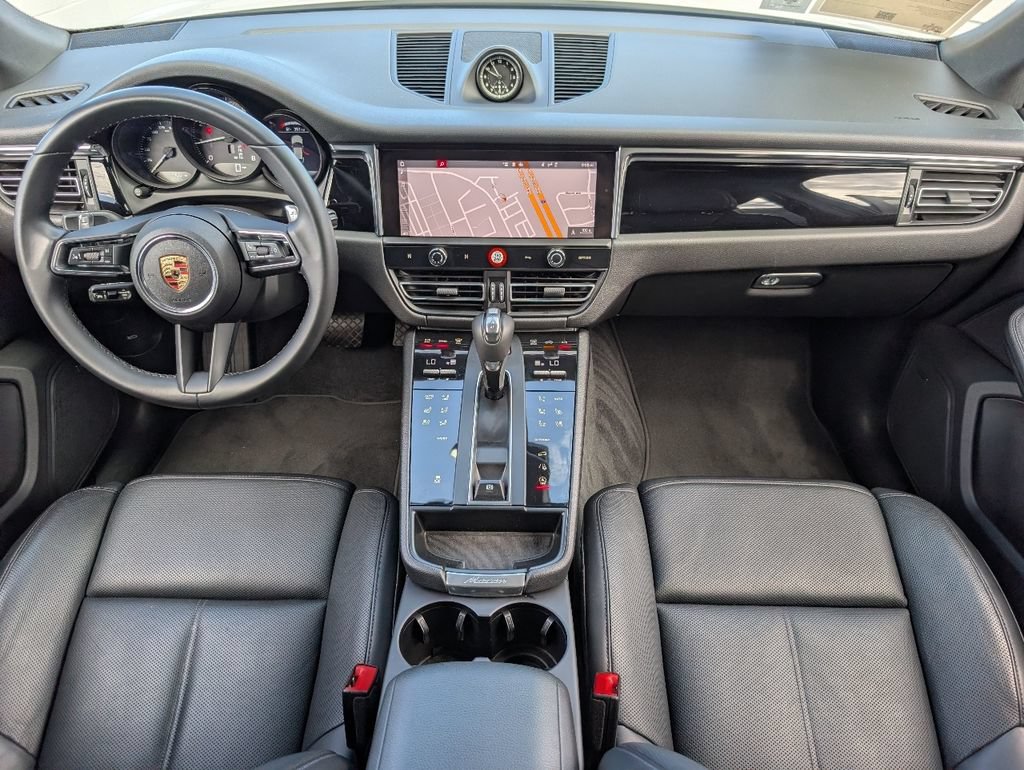 Certified 2025 Porsche Macan AWD/4WD image 6